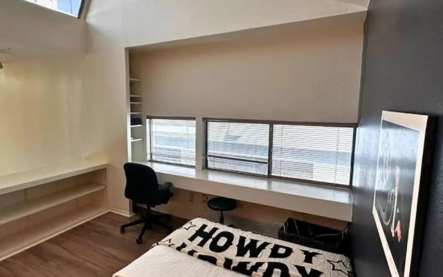 Poolside Comfort in Montrose