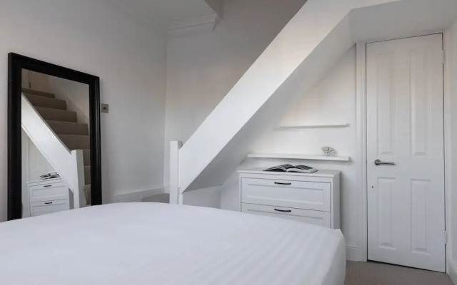 St Stephen's Gardens VII by Onefinestay