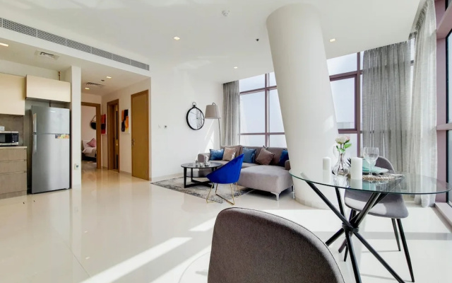 GreenFuture - Panoramic City View From This High-Rise Chic Condo