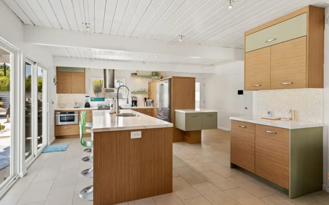 Mid Century Ranch - Private Resort-style Pool!