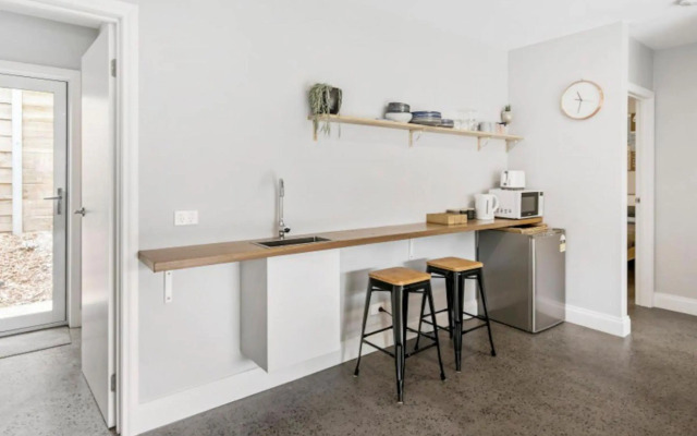 HALE KUPA Rye Beach House Spa Table Tennis