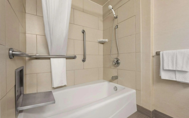 DoubleTree by Hilton Milwaukee - Brookfield