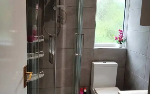 Homely 3 Bedroom House With a Garden