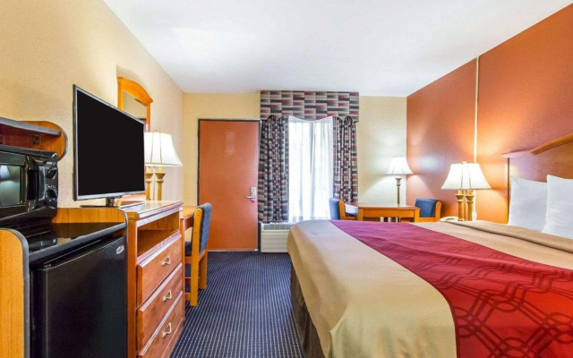 Econo Lodge Inn & Suites