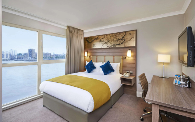a&o London Docklands Riverside Hotel