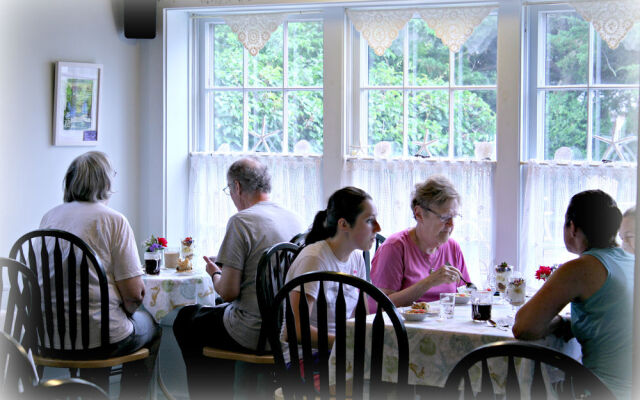 Allen Harbor Breeze Inn & Gardens