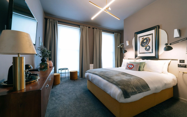 The Warwick by Aura Collection