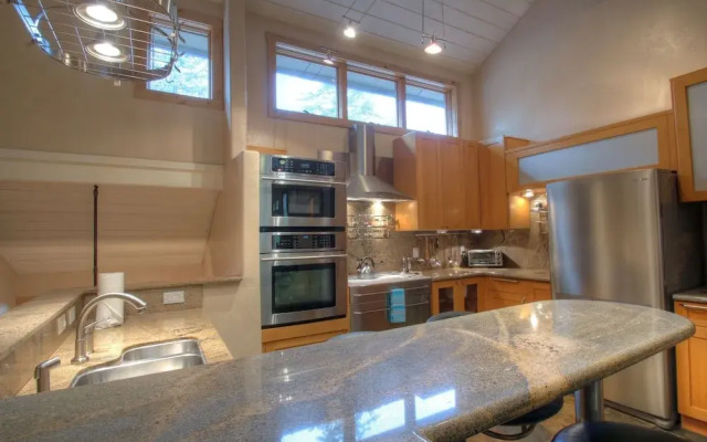 127 Ridgepoint 3 Bedroom Townhouse by RedAwning