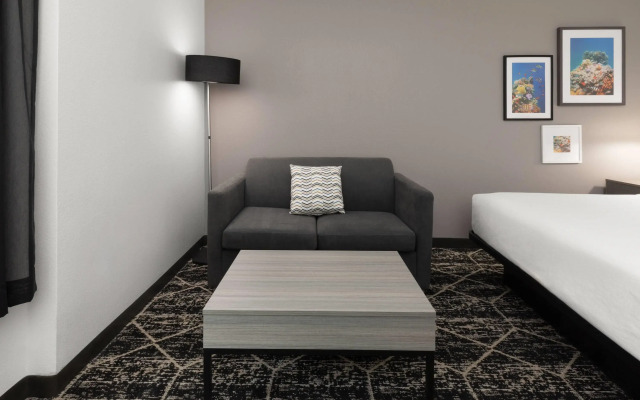 La Quinta Inn & Suites by Wyndham Houston Bush IAH South