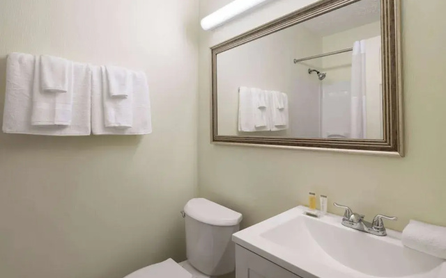 Super 8 by Wyndham Youngstown North