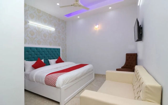 The Grand Palace by OYO Rooms