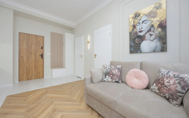 Grójecka Apartment by Renters