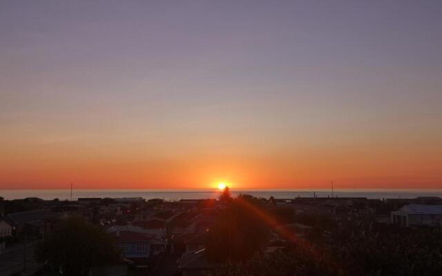 Hello Seaview! 4 BRs House in Central Location!