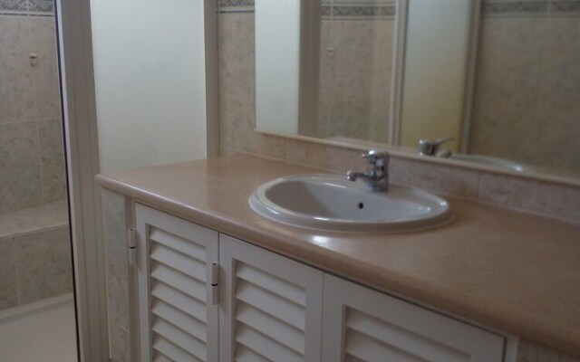 Lovely 4-bed Apartment in Estombar