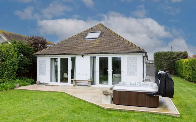 Beach House for 8 With hot tub Garden