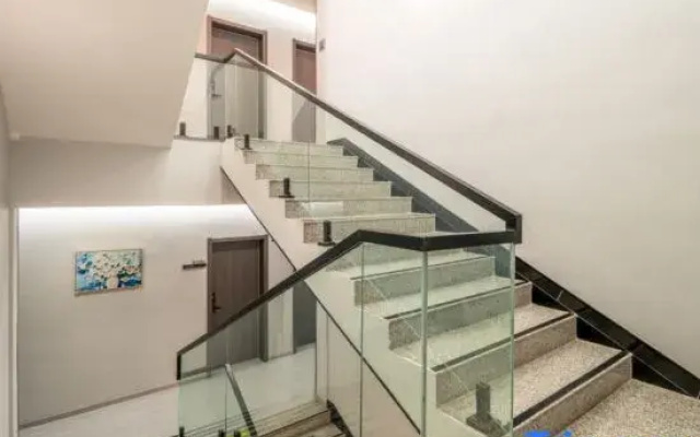 Xinyuege Hotel (Taiyuan Wusu International Airport South Railway Station)