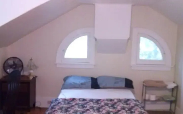 Port Hope Economy Apartments