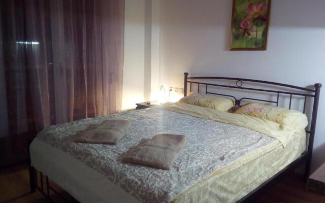 New studio next to metro for 2 people