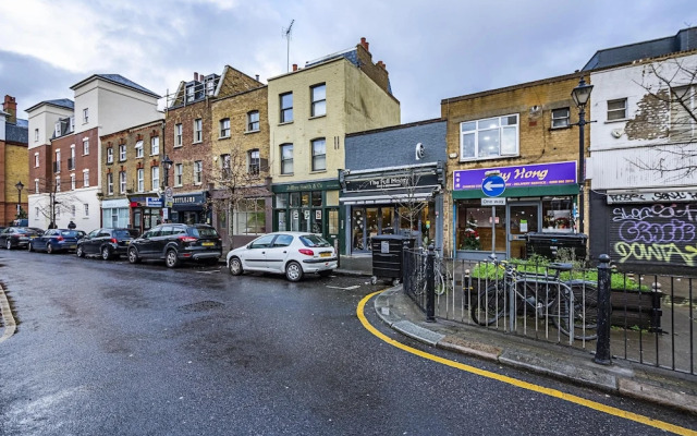 Incredible Light Filled Studio Apartment + Free Parking Sleeps 4