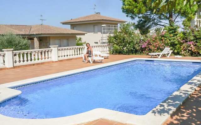 Spacious Holiday Home in L'escala With Swimming Pool