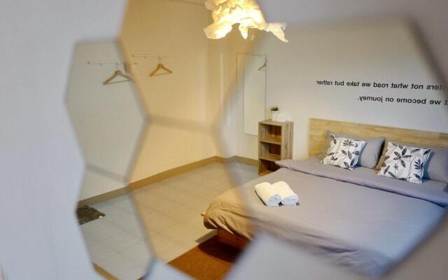 24 Poshtel Salaya