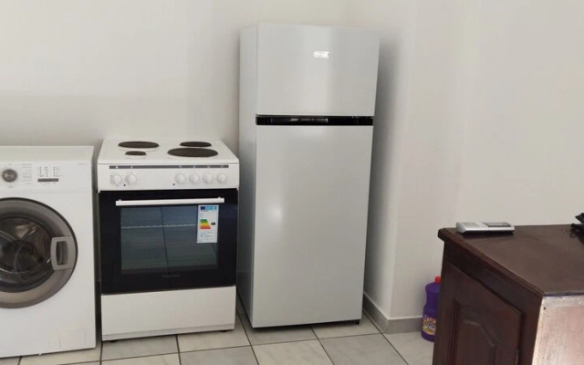 Perissa Art Villa - Kitchen & Washing Machine