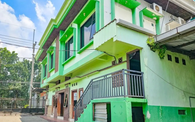 RedDoorz Syariah near Stadion Merdeka Jombang