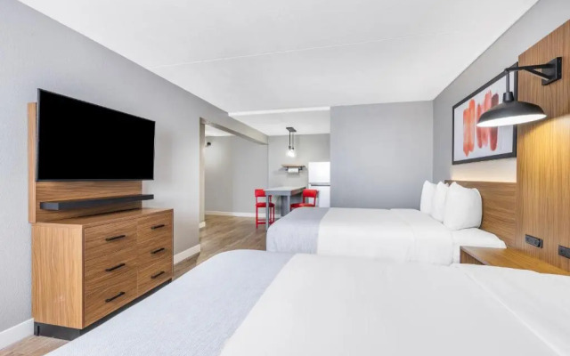 Clarion Hotel & Suites