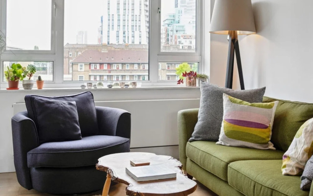 Lovely 2 Bed Apartment w Balcony nr River Thames