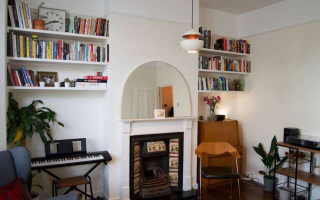 Artistic Modern 1 Bedroom Flat In Clapton