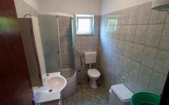 Leana - Great Location and Close to Beach - A1