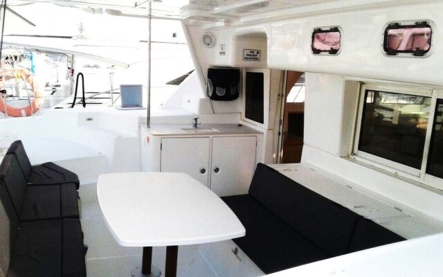 Catamaran Lagoon by Veleros Colombia