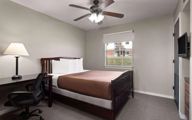 Eagle's Den Suites Kenedy a Travelodge by Wyndham