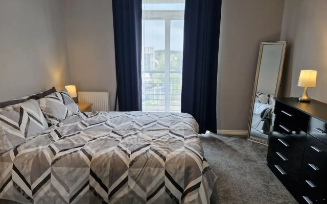 Stylish 2-bed Apartment - Sleeps 4, Parking & Wifi