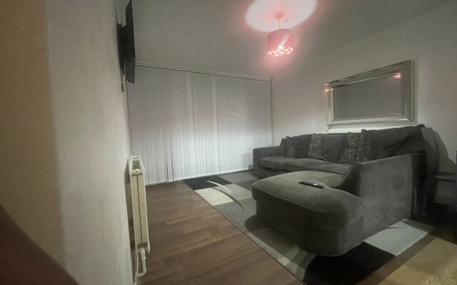 New! Xtra Large 4 Bedroom Up to 14 Guests