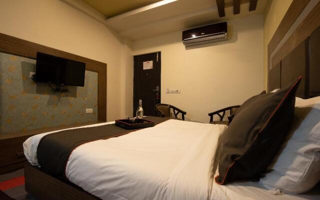 Westin Plaza By OYO Rooms