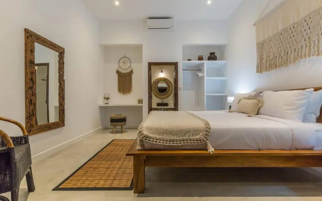 Oberoi new 4 bedr villa 5min walk from eat street&Beach