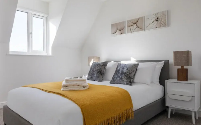 Castle Reach Apartment by Creative Stays