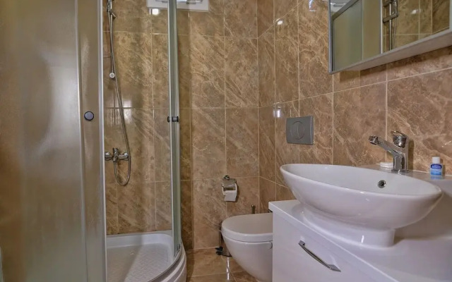 Airport Gulluk Hotel