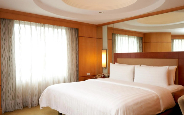 Makati Shangri-La, Manila