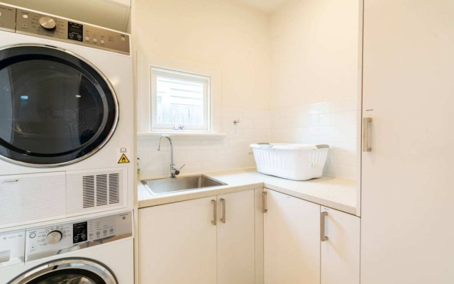 Elegant 2 Bedroom Family House With Backyard in Richmond