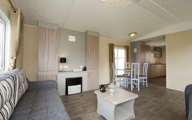 Comfortable chalet with a garden, at nature reserve
