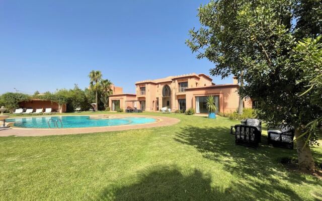 Superb Villa: two Swimming Pools, Hammam, Tennis Court - by Feelluxuryholidays