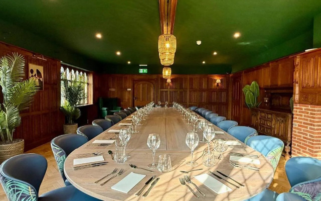 Отель Great Hallingbury Manor