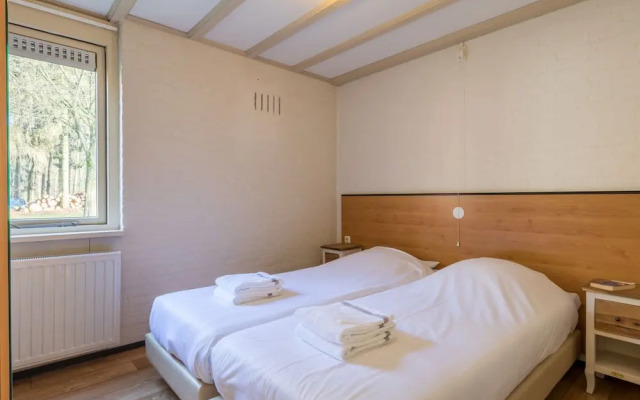 Cosy Bungalow Within De Maasduinen Area