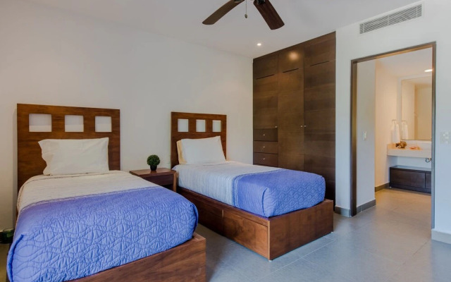 LUXURY! 4 POOLS - 2-bdr condo - GYM (V233)