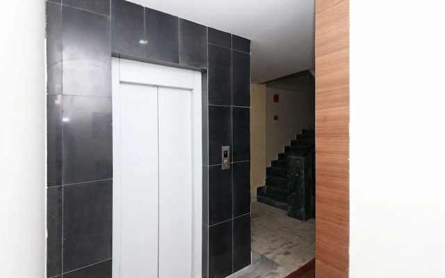 OYO 11723 Hotel Barney Grand