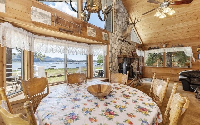 012 - Lakefront Chalet