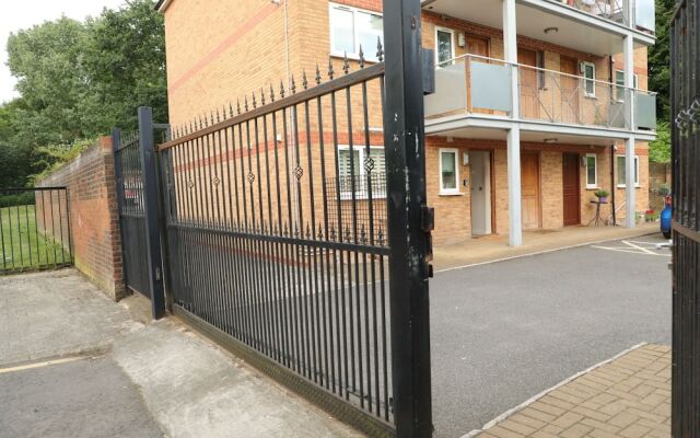 Modern Clapham Jct Apt with Parking