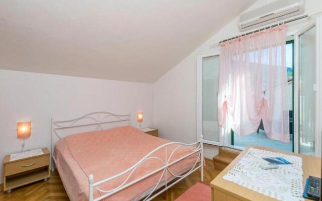 Apartments and rooms Mate1-near sea